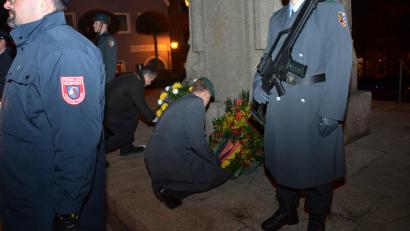 Bild: dob
Am Kriegerdenkmal legen Major Volker Lisson aus Oberviechtach und Bürgermeister Andreas Wutzlhofer zum Gedenken an alle gefallenen Soldaten einen Kranz nieder.