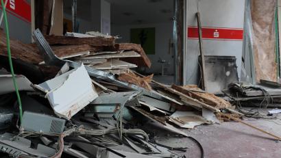 Archivbild: olr
Die ermittelnde Staatsanwaltschaft hat gegen zwölf mutmaßliche Geldautomatensprenger Anklage erhoben. Sie hinterließen ein Bild der Verwüstung, hier nach einer Sprengung im Regensburger Stadtwesten.