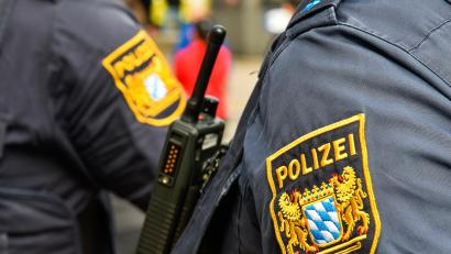 Symbolbild: Petra Hartl
Wegen eines Reisekoffers im Foyer der Volkshochschule Weiden-Neustadt rückt die Polizeiinspektion Weiden am Dienstagvormittag mit einem Sprengstoffspürhund aus.