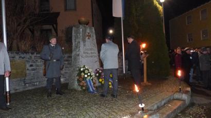 Bild: sl
Bürgermeister Anton Kappl und der Vorsitzende der Soldaten- und Reservistenkameradschaft Döllnitz, Bernhard Kammerer, legen am Mahnmal in Döllnitz Kränze zur Erinnerung nieder.
