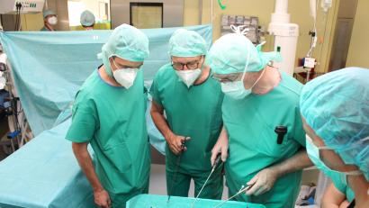 Archivbild: Michael Reindl/Kliniken Nordoberpfalz
Die vier OP-Säle in Tirschenreuth sind auf modernstem Stand. Nach Abschluss des Umbaus 2021 gaben Chefarzt Karl-Heinz Dietl (Dritter von links) und sein Team Einblicke in die Operationsmethoden. Dr. Peter Deinlein aus Kemnath und Tirschenreuths Bürgermeister Franz Stahl (von links) schauten zu.