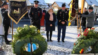 Bild: sne
Feuerwehrvorsitzender Holger Cibis, Dritte Bürgermeisterin Anita Heßler und Lieutenant Colonel William Carroll gedenken der Toten der Kriege.