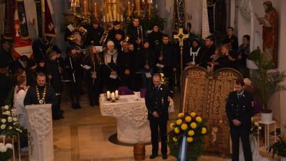 Bild: dob
Das Gedenken zum Volkstrauertag fand in Roggenstein bei Vohenstrauß wegen des starken Regens in der Pfarrkirche St. Erhard statt. Dafür wurden eigens die Gedenktafeln am Altar aufgebaut.