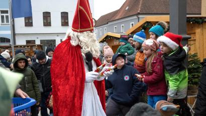 Archivbild: u
Von den Kindern wird er beim Weihnachtsmarkt mit Spannung erwartet – der Besuch von Sankt Nikolaus.