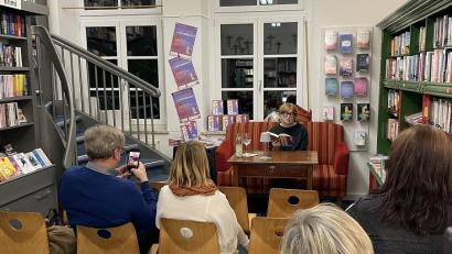 Bild: Buchhandlung St. Peter
Nora Kellner stellt ihr Buch bei Lesungen in ganz Deutschland vor, in der Buchhandlung St. Peter waren nur wenige Gäste anwesend.