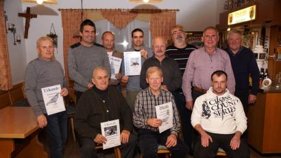 Bild: Picasa
Gemeinsam tragen die Flötztal- und Tannenbergsegler ihre Meisterschaften aus. Unser Bild zeigt (sitzend von links) Erwin Scherm, Richard Precht und Neumitglied Florian Pöllath, (stehend von links) Norbert Prechtl, Bernhard Pocker, Alfred Kreuzer, Alberto Cotayo, Hans Kreuzer, Bernhard Schultes, Gerhard Brunner und Hans Braun.