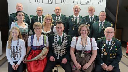 Bild: bsc
Königsproklamation beim Schützenverein Frauenreuth: Vorne von links die neuen Schützenkönige Sophie Paukner (Jugend), Heike Wildenauer (Schützenliesl), Patrick Stengl (Schützenklasse), Tamara Bannert (Pistolenkönig) und Reinhard Schwarz (Senioren). Mit im Bild die Ritter der jeweiligen Wettbewerbsklassen.
