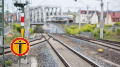 Symbolbild: Alexandra Stolze
Ein unbekannter Dieb hat aus einer abgestellten Lok ein Notstromaggregat und rund 300 Liter Diesel gestohlen.