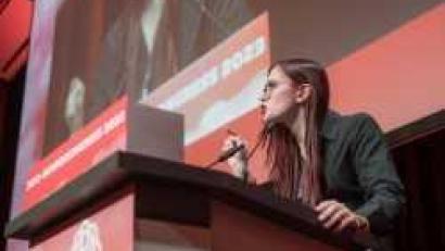 Bild: Fionn Große.
Theresia Stahl während ihrer Bewerbungsrede beim Juso-Kongress in Braunschweig Mitte November.