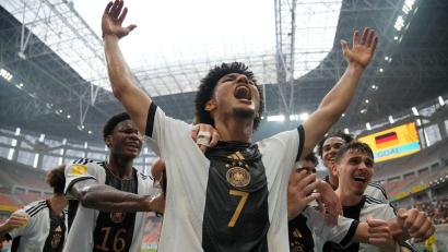 Bild: Achmad Ibrahim/AP/dpa
Die deutschen U17-Fußballer um Paris Brunner (M.) stehen im WM-Finale.