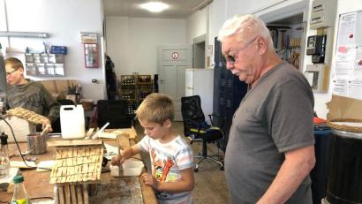 Bild: Albrsdörfer
Wenn Kinder im Alten Schulhaus Krippen bauen, steht Peter Geier mit Rat und Tat zu Seite.