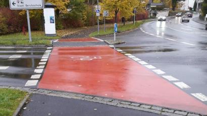 Bild: Andreas Royer
Die rote Markierung an der Einmündung der Weiherstraße soll verstärkt auf Radfahrer aufmerksam machen. Entlang der Rosenberger Straße, die auch im Radverkehrskonzept als Hauptachse gilt, finden sich bereits mehrere solche augenfälligen Markierungen.