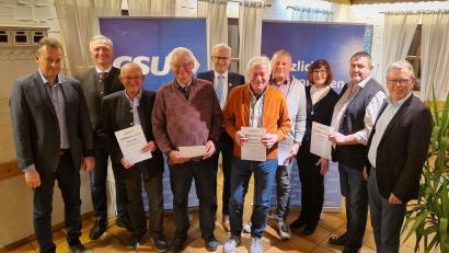 Bild: ufh
Die CSU Süß ehrt langjährige Mitglieder (von links): Ronald List, Landtagsabgeordneter Harald Schwartz, Norbert Bösl, Hermann Dotzler, Bürgermeister Bernhard Lindner, Hans Koch, Johann Lederer, Dritte Bürgermeisterin Evi Höllerer, Josef Bauer und stellvertretender Ortsvorsitzender Manfred Wendl.