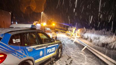 Bild: Moller-Schuh/dpa
Die Polizei ist bei Schneefall bei Wiesent und Wörth an der Donau im Landkreis Regensburg an einer Unfallstelle auf der A3 im Einsatz. Ein Lastwagen war auf dem Schnee ins Rutschen geraten. In der Nacht zum Dienstag bescherte der Wintereinbruch mit stärkeren Verkehrsbehinderungen, den Feuerwehren und Winterdiensten viele Einsätze.