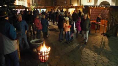 Archivbild: krb
Lichterglanz und Glühweinduft soll es auch heuer auf dem Schlossplatz in Neustadt/WN geben. Den Auftakt macht die Musikschule am 3. Dezember.