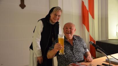 Bild:  Sr. M. Sophia Schlembach/exb
Toni Lauerer zusammen mit Äbtissin Laetitia Fech in der Aula des Klosters Waldsassen. Beide waren 2022 zu Botschaftern der Oberpfalz ernannt worden.