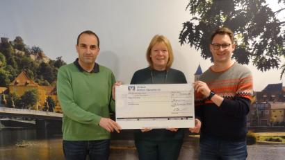 Bild: Michaela Birk/exb
Die Fanhilfe-Vorsitzenden Dieter Keil (links) und Christian Birk (rechts) übergeben den Spendenscheck an Irmgard Scherübl.