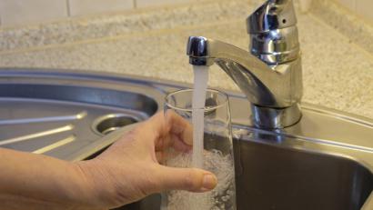 Bild: do
Der Wasserzweckverband Vorbacher Gruppe garantiert Trinkwasser mit einem hohen Reinheitsgrad und zu einem soliden Preis. An der Finanzierung der Sanierungskosten für den Tiefbrunnen II müssen sich die Wasserkunden allerdings mit einem Sonderbeitrag beteiligen