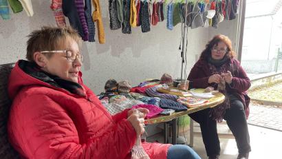 Bild: ge
Bis zu fünf Stunden am Tag widmen sich Gisela Schulenberg (links) und Andrea Ewig der Strickerei. Jede schafft ungefähr 40 Paar Socken pro Jahr für den guten Zweck.