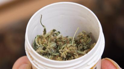 Symbolbild: Swen Pförtner/dpa
Ein Patient hält eine Dose mit Cannabis in der Hand. Das Amtsgericht Amberg sprach eine Schmerzpatientin frei, die nach Cannabis auf Rezept Auto gefahren war. Jetzt klagt die Freigesprochene vor dem Verwaltungsgericht Regensburg, weil ihr Führerschein dauerhaft eingezogen werden soll.