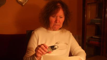 Bild: Götz/exb
Maria Goetz wertet ein Dokument aus dem Staatsarchiv Amberg aus, bei dem sich Bürgermeister und Rat über die gutsherrlichen Wirte beschweren.