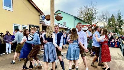 Bild: Krones
16 Paare tanzen bei der Kirwa in Thansüß den Baum aus.
