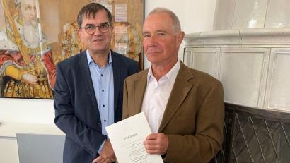 Bild: Uli Hübner/exb
Landgerichtspräsident Stefan Täschner (links) überreichte Fritz Kammerer die Ruhestandsurkunde.