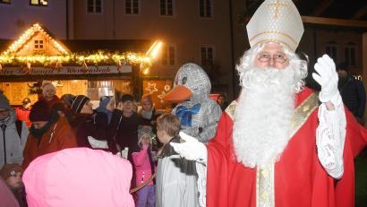 Bild: Gabi Schönberger
Nikolaus und Paula Print am Weihnachtsmarkt