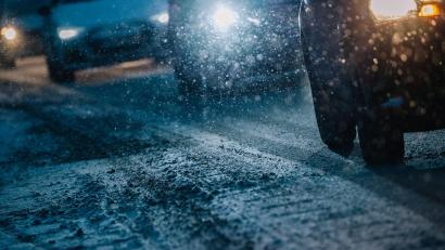 Symbolbild: Zacharie Scheurer/dpa
Der Winter stellt Autofahrer jedes Jahr vor Schwierigkeiten.