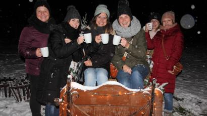 Bild: kro
Ein etwa 100 Jahre alter Schlitten war ein beliebtes Fotomotiv beim Bärnauer „Adventszauber“. Auch Freundinnen aus Bärnau genossen dort eine Tasse Glühwein.