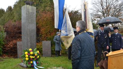 Bild: dob
Gedenken zum Volkstrauertag auch beim Mahnmal in Altenstadt bei Vohenstrauß. Bürgermeister Andreas Wutzlhofer fand in seiner Rede klare Worte.
