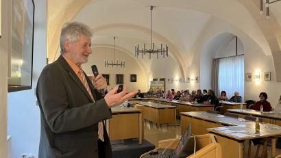 Bild: Christine Hollederer/exb
Georg Pilhofers Vortrag beschäftigte sich unter anderem mit Wegen aus der Einsamkeit.