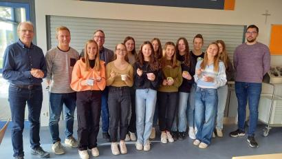 Bild: Georg Lang/exb.
Die Nachhaltigkeits-AG lässt sich jeden Tag eine besondere Verpflegung der Mitschüler einfallen. Die SMV und der Elternbeirat mit Vorsitzendem Bern Reil (Vierter von links) unterstützen die Aktion.