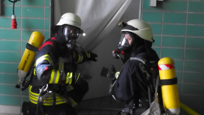 Bild: Albert Burger/exb
Beim Lehrgang für Atemschutzträger müssen die Feuerwehrleute auch einen praktischen Teil absolvieren.