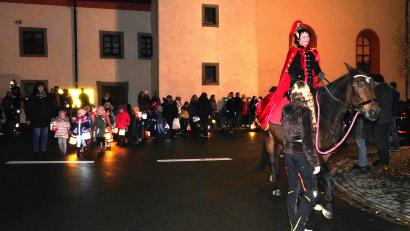 Bild: fvo
Mit Gelassenheit marschiert die Stute „Lady Toskana“ mit Rebecca Bergler als St. Martin beim Martinszug von der Pfarrkirche zur Kita.
