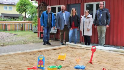 Bild: Gemeinde Kastl bei Kemnath/exb
Stefan Weidner, Bürgermeister Hans Walter, Mitarbeiterin Cindy Lautner, Kinderhausleiterin Ulrike Hederer und Andreas Gallei (von links) freuen sich über den neuen Sandkasten.