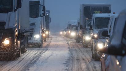 Symbolbild: Bernd Wüstneck/dpa
Schnee und Glätte haben auch in Tschechien zu chaotischen Verhältnissen geführt.