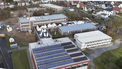Bild: Wolfgang Erhart/exb
Blick auf Großbaustellen der Stadt Waldershof: Im Vordergrund die Sporthalle mit der Photovoltaik-Anlage, in der Bildmitte die Jobst-vom-Brandt-Schule und am oberen Bildrand der fertiggestellte Rohbau der neuen Kindertagesstätte.