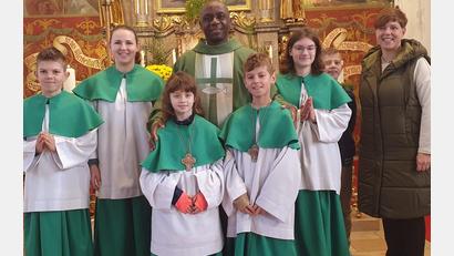 Bild: mas
Caroline Würth (rechts), die für die Ministranten in der Pfarrei St. Salvator zuständig ist, legte den Neuen die Kruzifixe um.