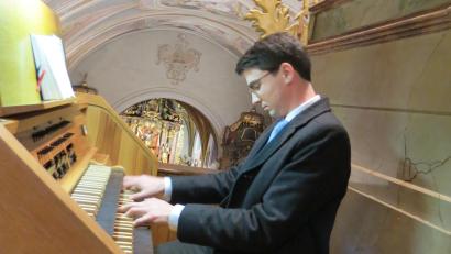 Bild: Tanja Schlehuber/exb
Regionalkantor Florian Schuster spielt in der Pfarrkirche St. Andreas in Altendorf ein Orgelkonzert.