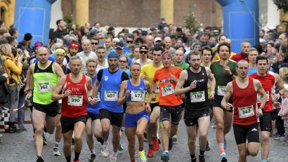 Archivbild: Hubert Ziegler
Am 31. Dezember geht wieder der Amberger Silvesterlauf über die Bühne (Szene aus dem Vorjahr).