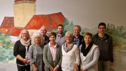 Bild: Norbert Piehl/exb
Einen neuen Vorstand wählt der Heimat- und Kulturverein Vilseck im neuen Vereinszimmerin der alten Schule Vilseck. Im Hintergrund das Wandgemälde von Agnes Rauscher, das die Burg Dagestein zeigt.