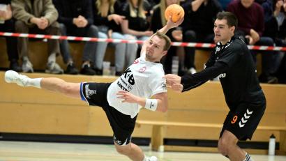 Archivbild: Hubert Ziegler
Daniel Luber (links) vom HC Sulzbach ist in dieser Szene beim 36:32-Sieg gegen die HG Amberg (rechts Sebastian Kistenpfennig) mit einem herrlichen Fallwurf am Kreis erfolgreich. Am Samstag treten die Sulzbacher zum Spitzenspiel beim ESV Regensburg an.