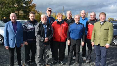 Bild: jr
Die Mannschaftsführer der erfolgreichsten Teams beim Eisstock-Saisonauftaktturnier in der Mitterteicher Eissporthalle zusammen mit Bürgermeister Stefan Grillmeier (rechts), ATS-Vorsitzendem Andreas Dreßel (Vierter von rechts) und Stadtverbandsvorsitzendem Peter Haibach (links).