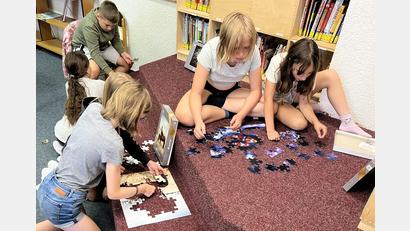 Bild: pi
Die neuen Puzzles in der Waidhauser Bücherei kommen bei den Kindern gut an.