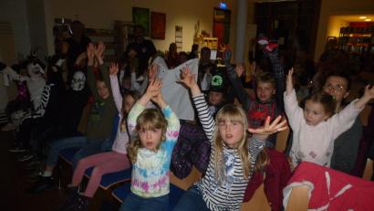Bild: bk
Die Kinder machen begeistert mit beim Puppentheaterstück " Der Waldgeist"