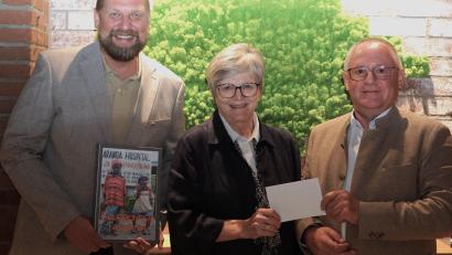 Bild: Lions Club Weiden/exb
Lions-Präsident Bastian Braun (links) und Dr. Elmar Baumer, Vorsitzender des Lions-Hilfswerks Weiden, überreichen Dr. Annemarie Schraml einen symbolischen Scheck über 1000 Euro.