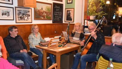 Bild: wku
Die 204 Seiten um Peter Schertl begeisterten die Gäste der Rockenstube im Gasthaus zum Hirschen in Königstein.