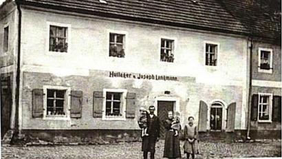 Bild: Familienarchiv Langmann/exb
Das Bild zeigt das Langmann-Anwesen (Aufnahme um 1920). Theresia Richards, geborene Langmann, aus Pfreimd hat ihr Leben in den USA verbracht. Ein Beitrag in der Jahresschrift des "Stadtturm Pfreimd" befasst sich mit ihren Erinnerungen an Pfreimd.