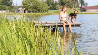 Archivbild: heb
Die Ruhe am See genießt Urlauberin Sonja Handmann mit ihrer Hündin Elli. Seit 1999 macht sie Urlaub am Gowerlhof in Rothenbürg bei Tirschenreuth. Sie ist eine von über 6.800 Urlaubern, die die Stadt Tirschenreuth von Januar bis September dieses Jahres registrierte.